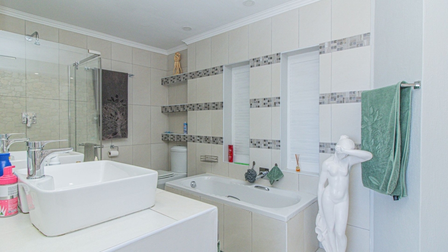 4 Bedroom Property for Sale in Perlemoenbaai Western Cape